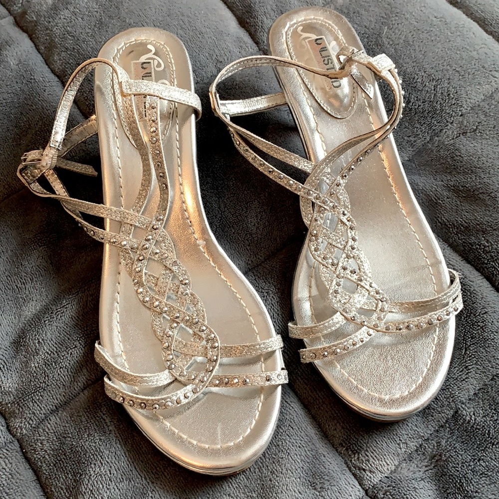 Unlisted high heels with rhinestones